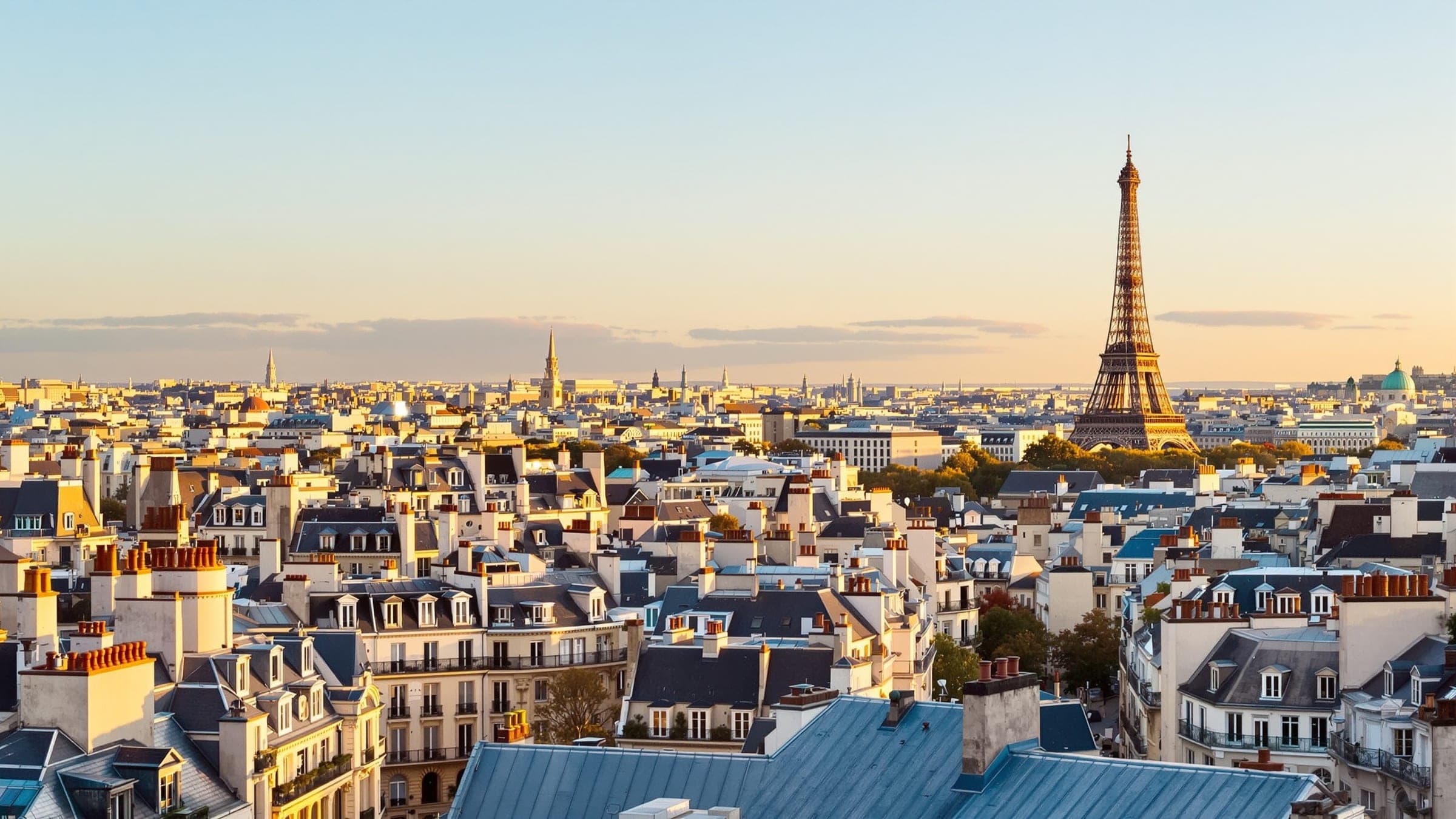 Toits de Paris au soleil couchant, la tour Eiffel à l’horizon